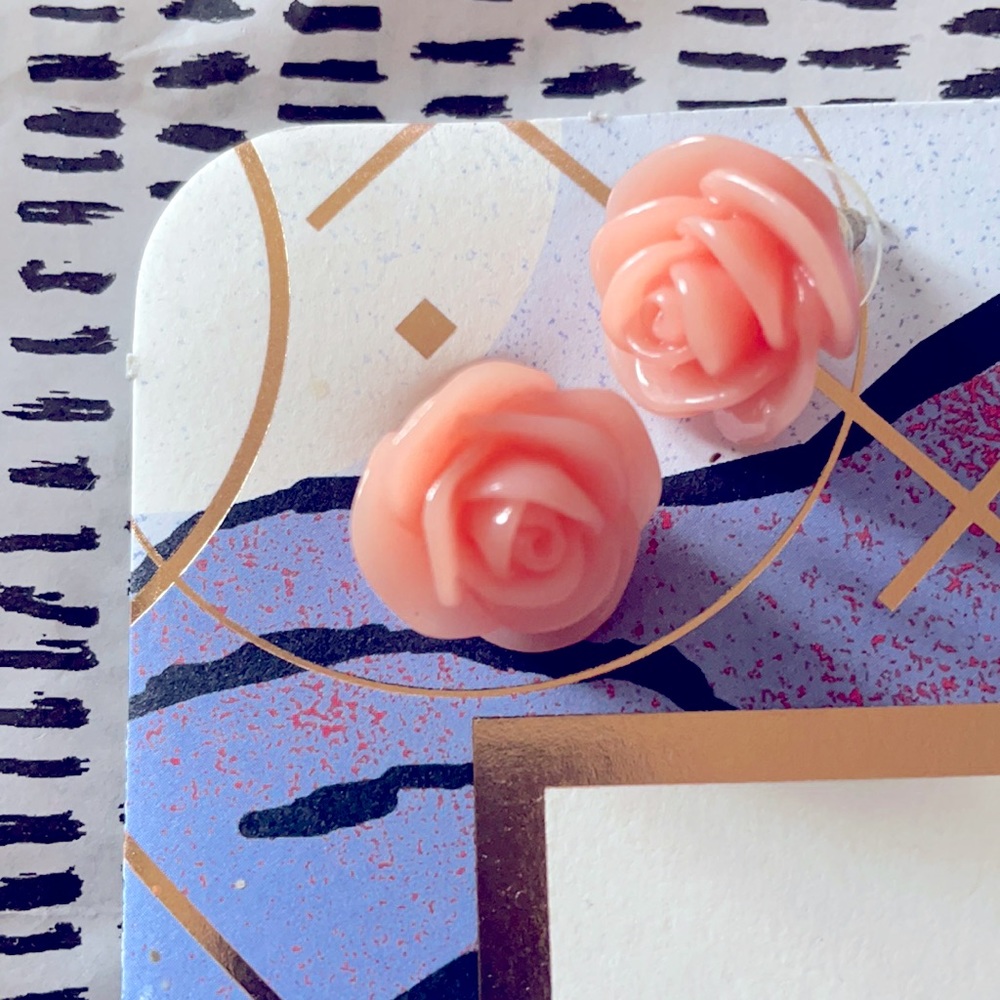 Cute peachy rose earrings!